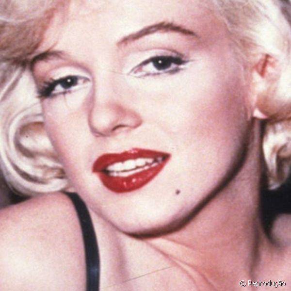 Quanto Mais Quente Melhor, 1959 - O batom vermelho era praticamente a cor natural dos lábios de Marilyn Monroe e nesse musical dos anos 1950 o tom era escuro com textura cremosa - opção perfeita para a sedução que exalava da atriz.